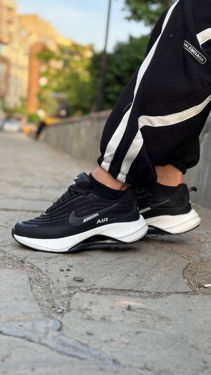 استایل خیابانی مردانه با کفش نایک Air Max 97 مشکی ست شده با شلوار اسلش مشکی