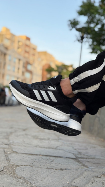 نمای بالایی کتونی Adidas Duramo 10 برای نمایش توری تنفسپذیر و بندهای کلاسیک