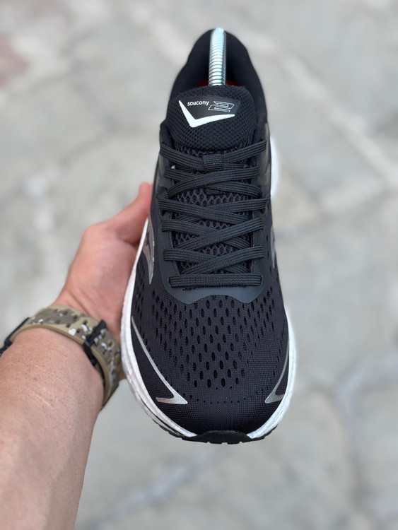 نمای جلوی کفش Saucony Ride 15 برای نمایش جزئیات بند و زبانه در فروشگاه کاپا