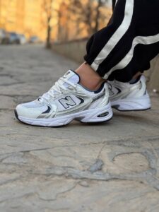 پاخور شیک کتونی نیوبالنس ۵۳۰ نقره‌ای یاسی - فروشگاه کتونی کاپا